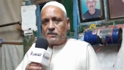 60 عاما في المهنة وأول يومية 10 صاغ.. قصة عم بلبل أقدم مكوجي رجل بالبحيرة (صور)
