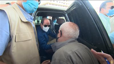 الرئيس السيسي لمسن: 