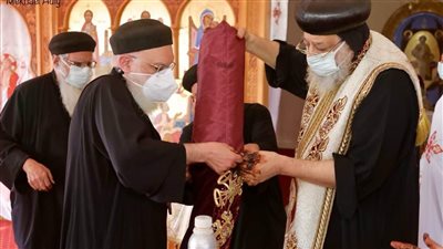 البابا تواضروس يطيب رفات القديس مارمرقس الرسول (صور)