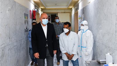 محافظ قنا يتفقد مستشفى الحميات للاطمئنان على مستوى الرعاية الصحية لمصابي كورونا 