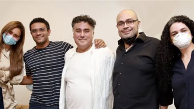 وليد مصطفى يحتفل مع آسر ياسين ونيللي كريم بانتهاء تسجيل 