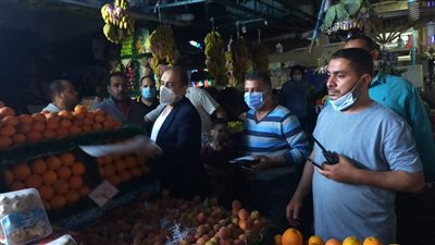 السكرتير العام بمطروح يقود حملة لغلق المحلات والكافيهات المخالفة