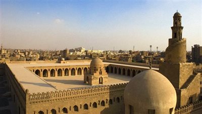 بعد السيطره على حريق.. فريق ترميم يتوجه إلى مسجد أحمد بن طولون لإزالة آثار الحريق