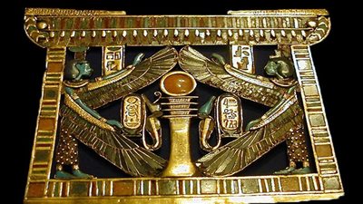 مصدر بالآثار: الانتهاء من ترميم قلادة على هيئة معبد لتوت عنخ آمون (خاص)