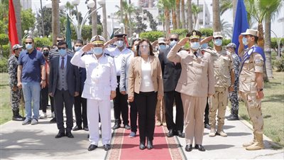 المحافظ تضع إكليل الزهور على النصب التذكاري للشهداء احتفالاً بالعيد القومى لدمياط 