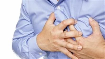 آلام وغثيان وضيق تنفس.. تعرف على أعراض النوبات القلبية 