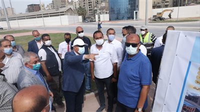 وزير النقل يتفقد ورش جبل الزيتون قبل تناول الإفطار مع العاملين