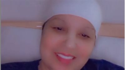 أول ظهور لفيفي عبده من المستشفى بعد خضوعها لعملية جراحية (فيديو)