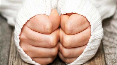 ماذا تشير برودة اليدين؟.. طبيب يوضح