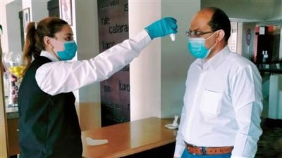 محافظ أسوان يشيد بالجهات التنفيذية والسياحية في تنفيذ أعمال التطهير والتعقيم