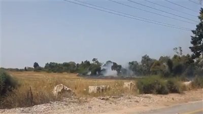 حريق في مدينة عسقلان المحتلة يتسبب في توقف حركة القطارات (فيديو) 