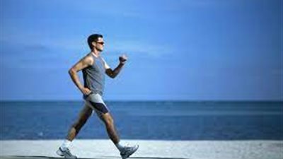 يطلق هرمون السعادة.. تعرف على فوائد المشي يوميًا 