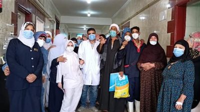 مستشفى الإيمان العام بأسيوط تودع 30 مصابا بفيروس كورونا بعد تماثلهم للشفاء (صور) 
