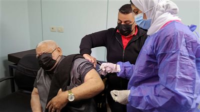 مستشار الرئيس: لم نسجل أي أعراض خطيرة لدى مليون مواطن تلقوا لقاح كورونا (فيديو)