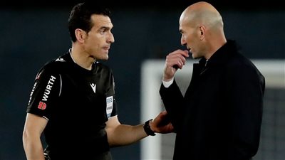 زيدان: أنا غاضب للغاية.. ولا أفهم قاعدة لمس اليد