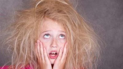 لهذه الأسباب لا تترك شعرك سائبًا أثناء النوم