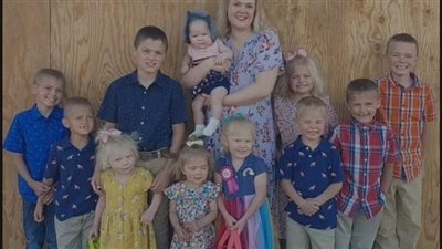 تمتلك شاحنة بـ15 مقعدًا.. أمريكية تنجب 11 طفلًا وتنتظر المولود الـ12 (صور)