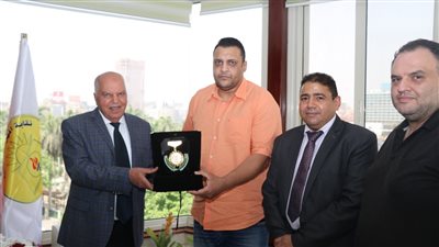 نقيب المعلمين يكرم المعلم المصاب في واقعة 