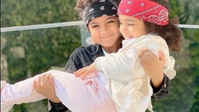 نجل محمد رمضان يحمل شقيقته على طريقة 