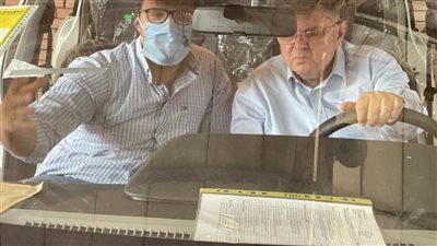 تمهيدًا لتصنيع أول سيارة كهربائية.. وزير قطاع الأعمال  يزور 