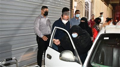 محافظ الفيوم يترأس حملة مكبرة لمتابعة الالتزام بالإجراءات الاحترازية ويساعد مُسنة في استقلال التاكسي (صور)