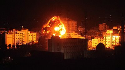 ظلام في غزة بعد قصف إسرائيلي على خطوط الكهرباء الرئيسية 