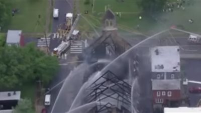 حريق يلتهم كنيسة تاريخية في فيلاديلفيا