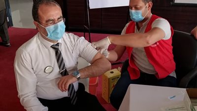 صحة البحر الأحمر تعلن الانتهاء من تطعيم العاملين بالقطاع السياحي بالمحافظة (صور) 