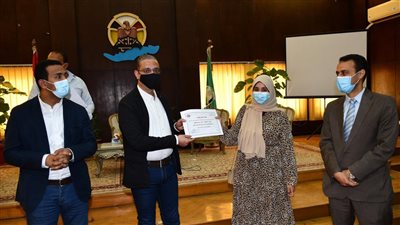 محافظ الفيوم يُكرّم 32 ممرضًا وممرضة لجهودهم بمستشفيات العزل: أنتم ملائكة الرحمة (صور)