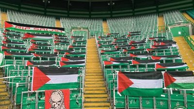 أعلام فلسطين تغطي مدرجات ملعب سيلتيك الاسكتلندي (صور)