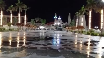 في ليلة العيد..  تعقيم شارع المحطة وغسيل ساحة أبو الحجاج بالأقصر (صور)