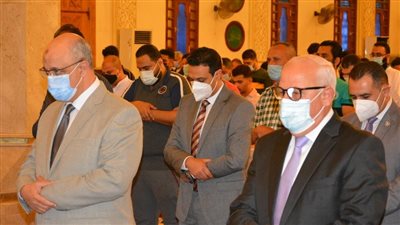محافظ ومدير أمن بورسعيد يؤديان صلاة العيد بمسجد أم القري (صور)