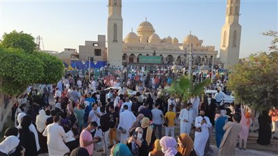 دون إجراءات احترازية.. الآلاف يؤدون صلاة العيد الفطر بساحة مسجد الميناء بالغردقة (صور وفيديو)