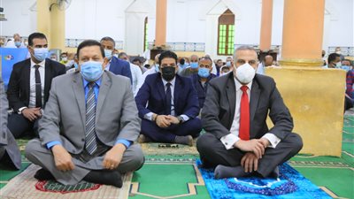 محافظ سوهاج ومدير الأمن ورئيس الجامعة يؤدون صلاة عيد الفطر المبارك بمسجد الشرطة