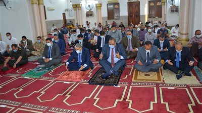محافظ المنيا يؤدي صلاة عيد الفطر بمسجد الفولي