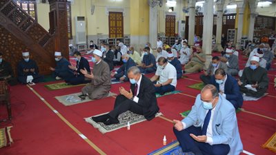 محافظ القليوبية ومدير الأمن يؤديان صلاه عيد الفطر بمسجد ناصر ببنها (فيديو وصور) 