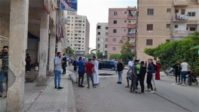 شباب سكندري يوزعون منشور توعوى على المواطنين لتجنب مخاطر كورونا عقب صلاة العيد 