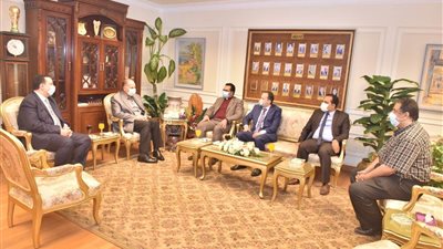 محافظ أسيوط يستقبل وفد الكنيسة الإنجيلية للتهنئة بعيد الفطر المبارك