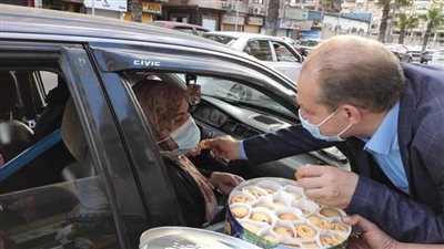 رئيس حي المناخ يوزع 