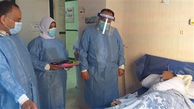 في اول أيام عيد الفطر.. وكيل صحة بورسعيد يقدم الحلوي لمرضي كورونا بالحجر الصحي