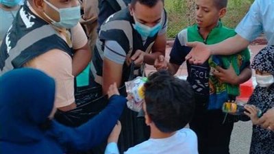 فرحة العيد في مواجهة كورونا.. شباب يوزعون الهدايا على الأطفال بقنا