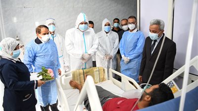 لتهنئتهم بالعيد.. محافظ قنا يزور مستشفيات عزل مصابي كورونا