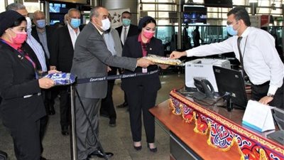 وزير الطيران المدني يتفقد مطار القاهرة.. ويهنئ المسافرين والعاملين بعيد الفطر (صور)