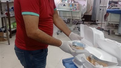 مستشفى عزل قنا يوزع الحلوى على مصابي كورونا احتفالا بعيد الفطر (صور)