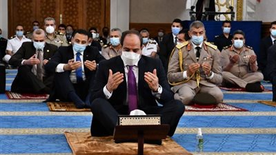 شاهد.. السيسي يؤدي صلاة عيد الفطر المبارك بالعلمين الجديدة (صور)