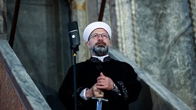 رئيس الشئون الدينية التركية يعتلي منبر آيا صوفيا بالسيف 
