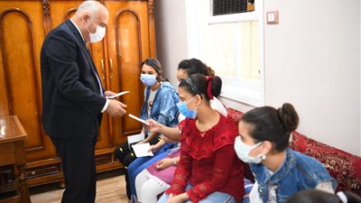 محافظ قنا يوزع العيدية على الأطفال الأيتام في دور الرعاية