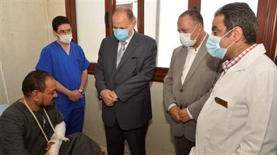 محافظ أسيوط يزور مستشفيي الإيمان العام والشاملة لتهنئة المرضى بعيد الفطر وتقديم الهدايا لهم