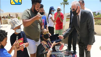 محافظ جنوب سيناء يستقبل السيدة الأمريكية المصابة بالسرطان ويشكرها على حبها وشغفها بمصر (صور)