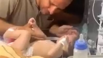 بعد فقدانه أبناءه الثلاثة وزوجته في القصف.. مواطن من غزة يداعب طفله الوحيد الناجي (فيديو)